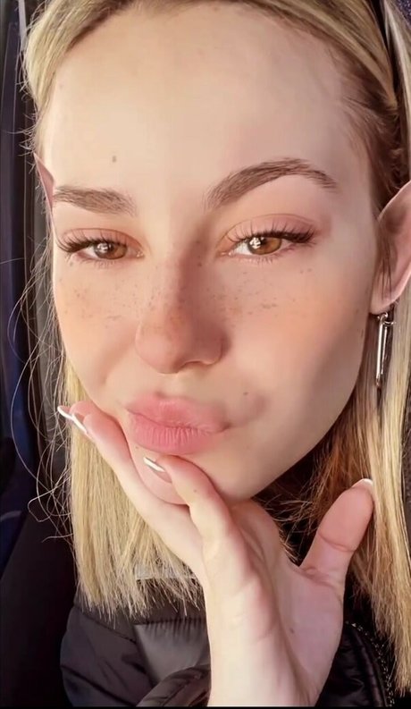 Elena Lagou sexy actress photo