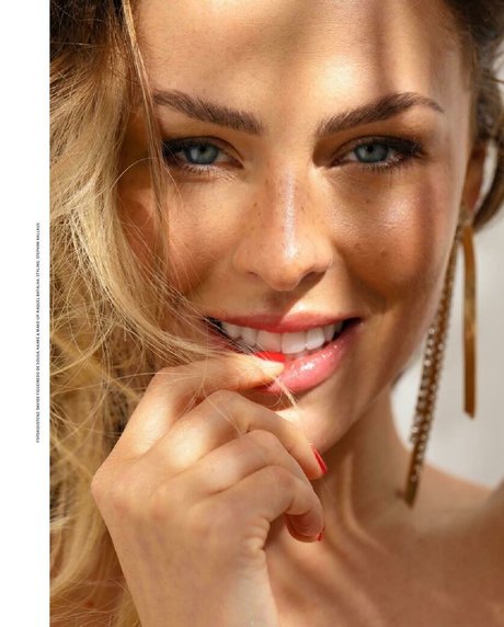 Patricija Ionel model art galleries