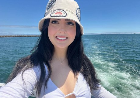 Bnans model top photo