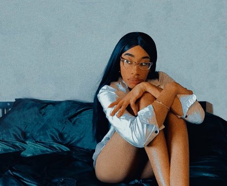 womanflo erotic model image