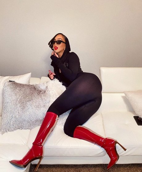 Omaima Benamre hot actress img