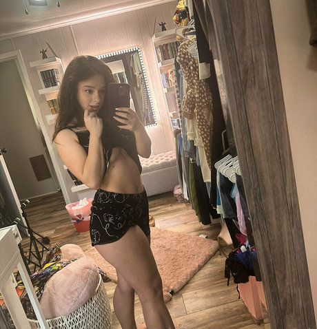 Autumn Summers porn model archive