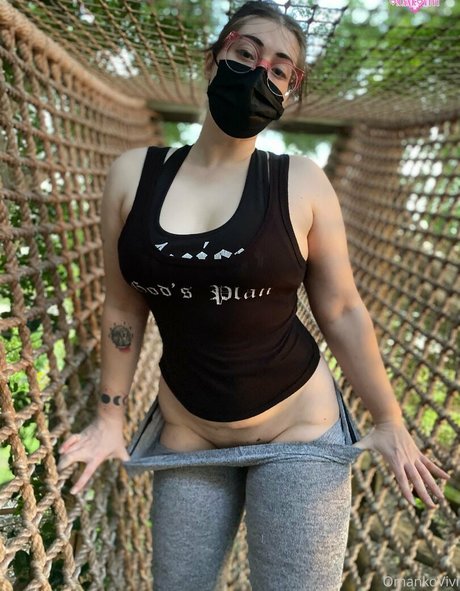 omankovivi star naked photo