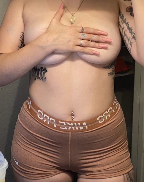 Baddestmami19 nude pornstar image