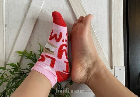 Haidi Feet Asmr model pretty picture