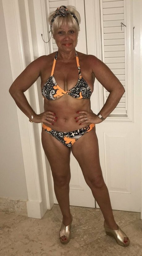 Denise Welch star sexy pics