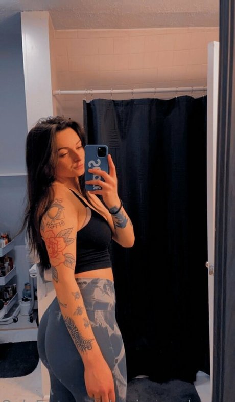 Tyarah Dziedzic hot star pic