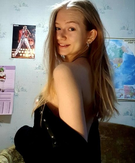 Isobel s Adventures naked model pic