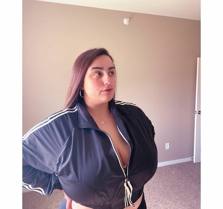 Jazminealeahh pretty pornstar pic