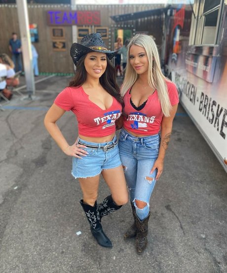 Avery Trail naked pornstar img