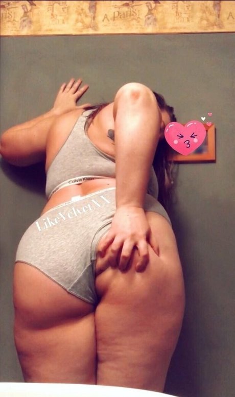 redvelvetxx nude pornstar img