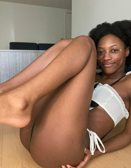 blackandyellownsfw top actress image