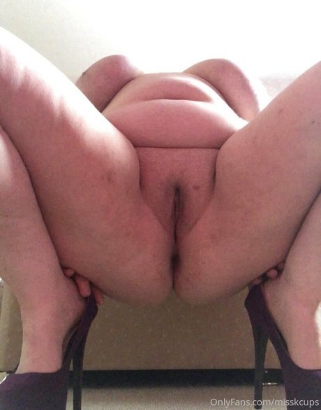 misskcups nude model photo