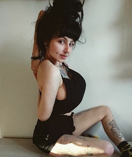 Zainab model adult image