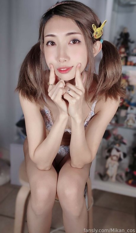 MikanCos naked model pic