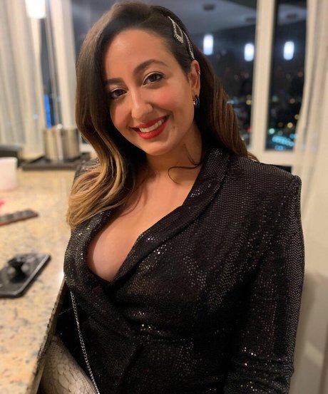 Nicole Enayati model art picture