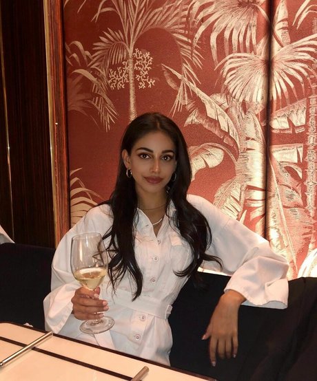 Banita Sandhu top actress image