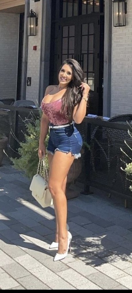 Nikki Waka model hd pics