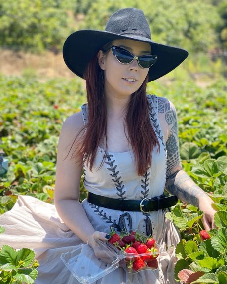 Suzy Berhow model erotic images