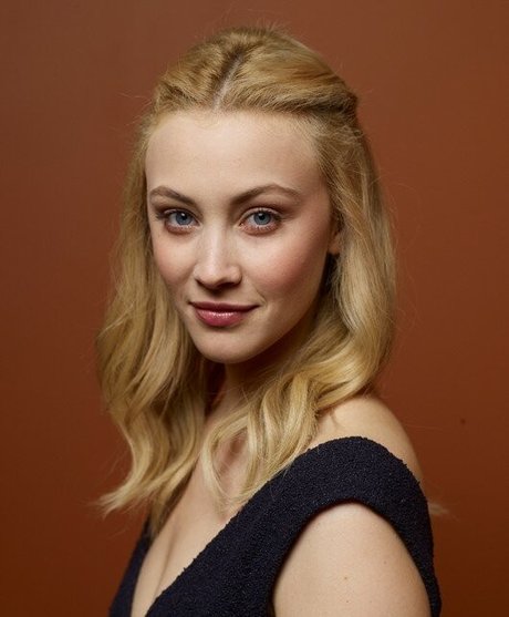 Sarah Gadon model nice pic