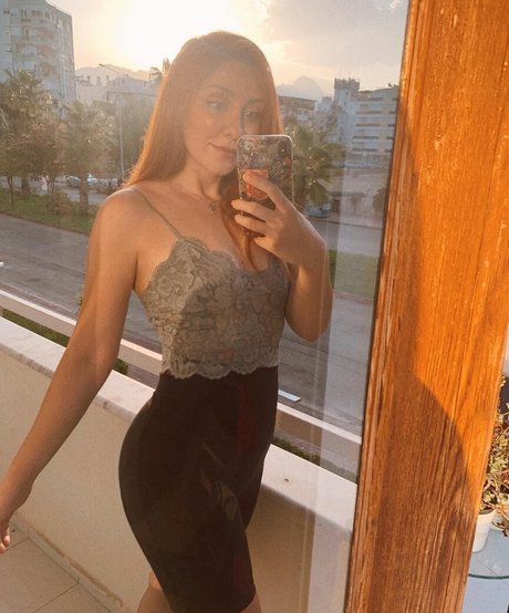 Ezgi Zorba model hd photo