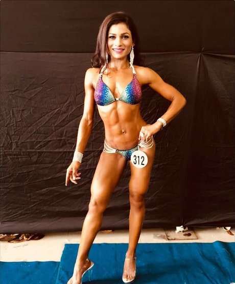 Mona Bhavsar model beautiful pictures