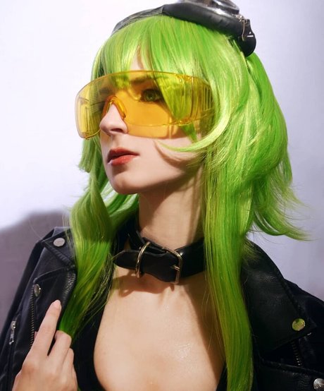 Holly White adult model img