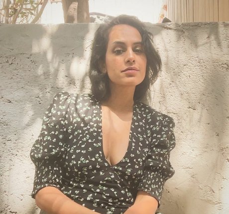 Agam Darshi adult model image