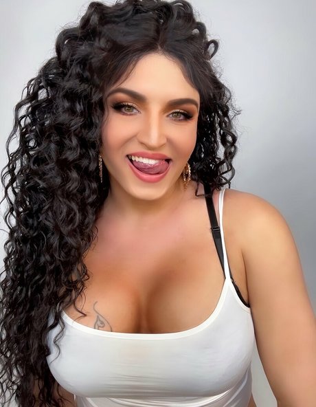 Brazilianhoneyy erotic model pics