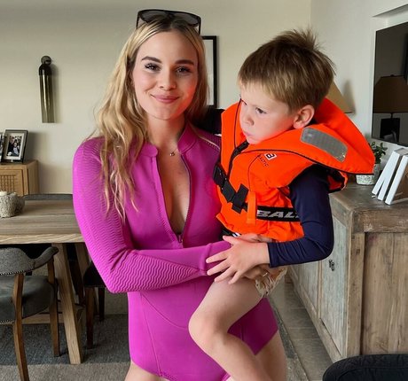 Holly Ramsay beautiful model img