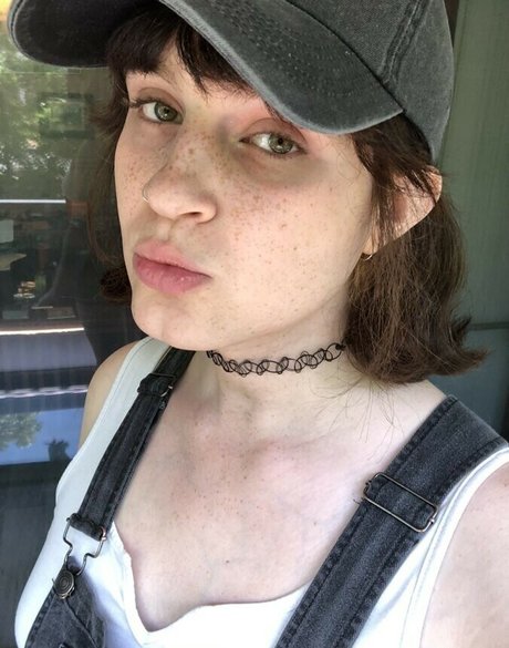 Scarlet Skeie model nude pic