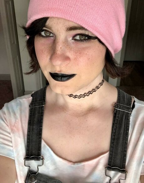 Scarlet Skeie pornstar nudes photos