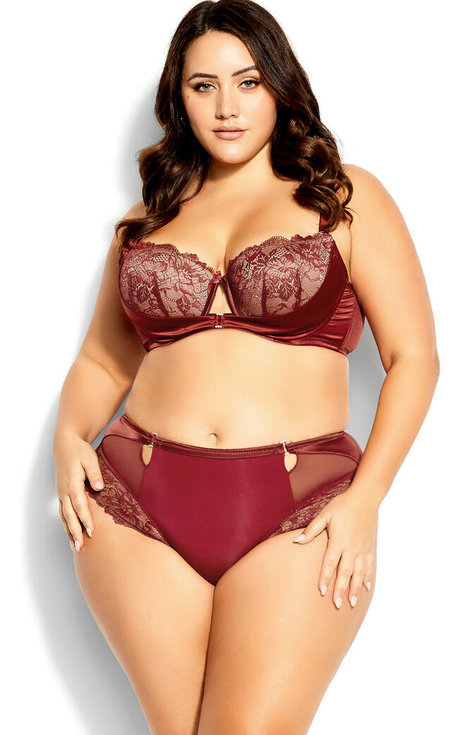 Yasmine MInovski naked model photo