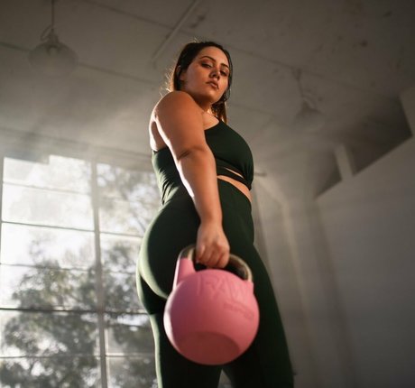 Yasmine MInovski model nice pic