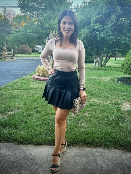 Elle Baker star pretty galleries