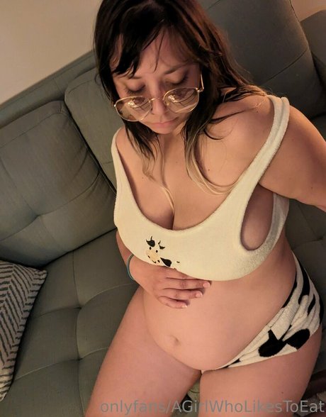 Agirlwholikestoeat pornstar naked pic