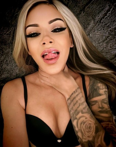 Thezombieac nude actress pics