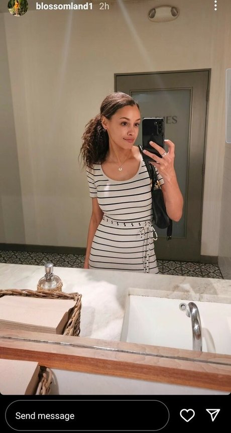 Daisey Wilks Blossoms pretty model picture