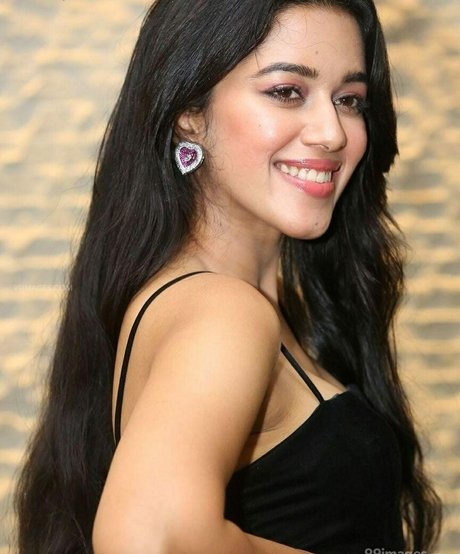 Mirnalini Ravi pornstar high quality photo