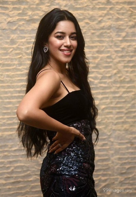 Mirnalini Ravi model art archive