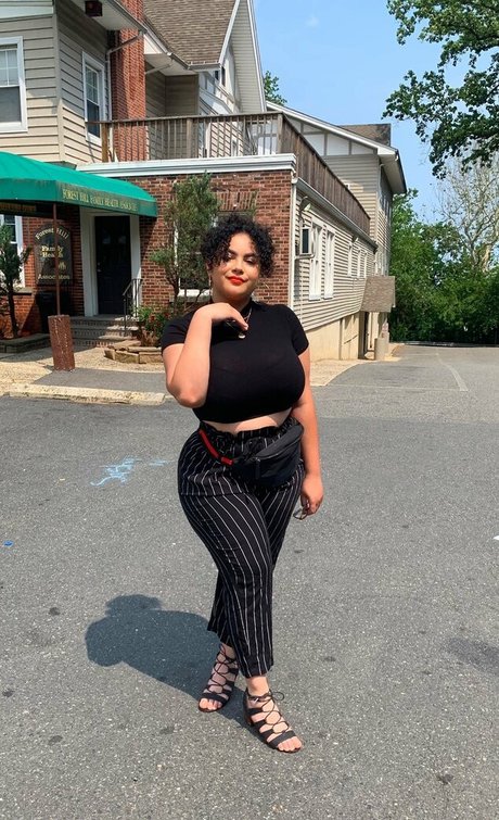 Deanelizyunes actress pictures