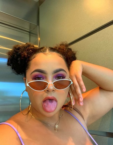 Deanelizyunes erotic star photos