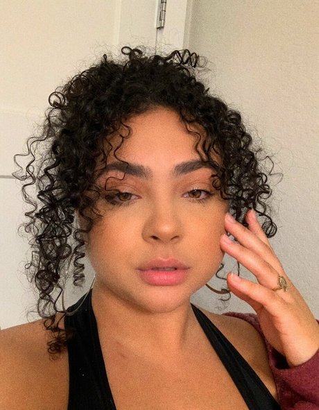 Deanelizyunes nude pornstar image