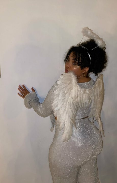 Deanelizyunes pornstar adult photo