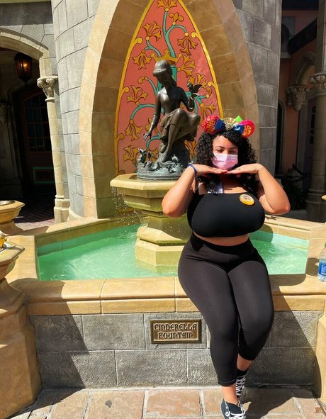 Deanelizyunes star nudes picture