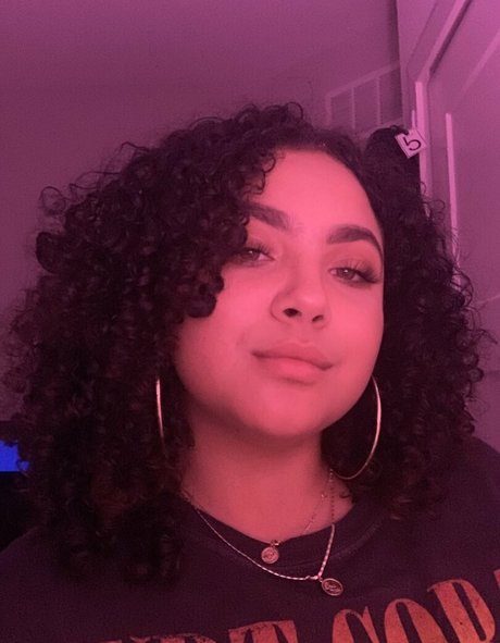 Deanelizyunes model erotic picture