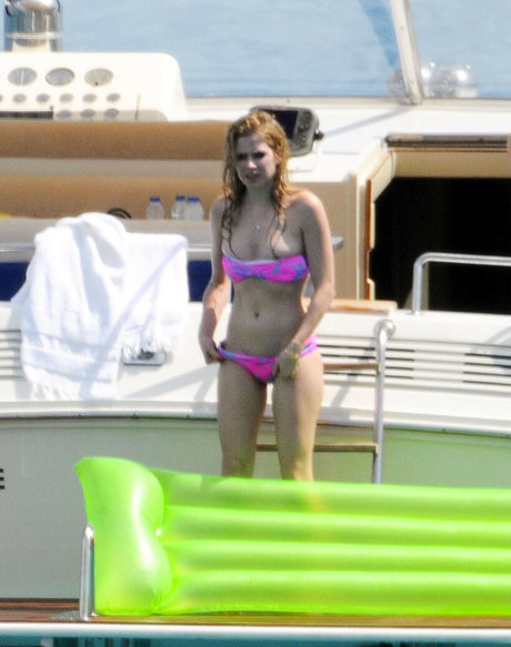 Avril Levigne sexy pornstar image