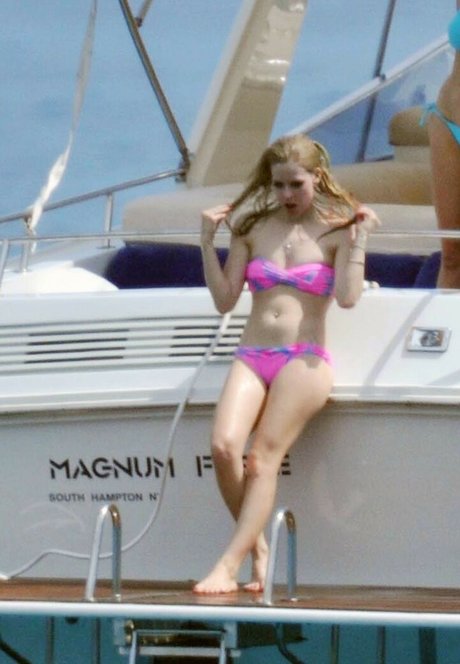 Avril Levigne naked pornstar photo