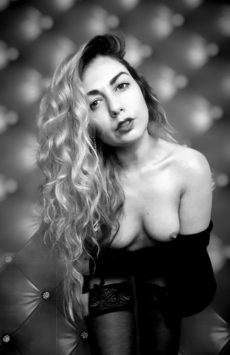 LindaWhite exclusive model picture