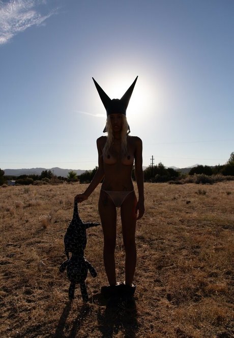 MeelahNaomi star hot image